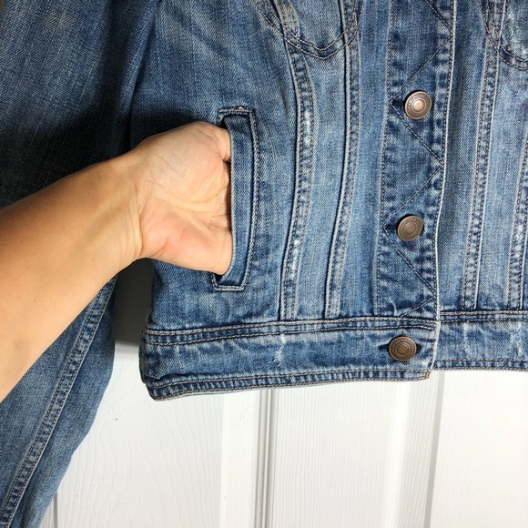 AEO Cotton Medium Blue Wash Distressed Pockets Button Down Cropped Jean Jacket M - Picture 3 of 15